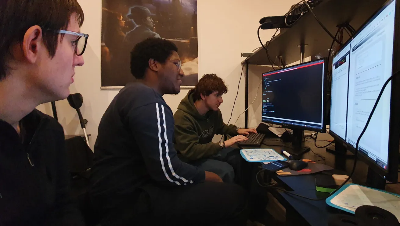 Trois étudiants lors d'un examen en équipe.